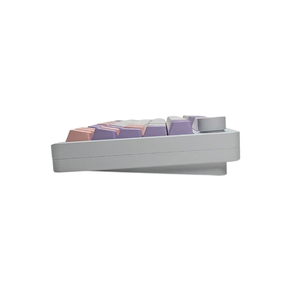 Side profile detail displaying Cherry profile keycaps and smooth aluminum housing of Leobog Hi8.